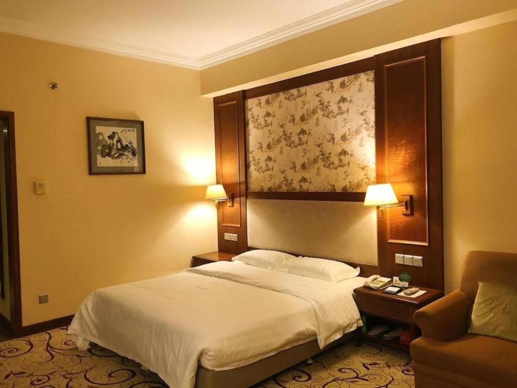 Fenggang Gladden Hotel Tiantangwei Extérieur photo