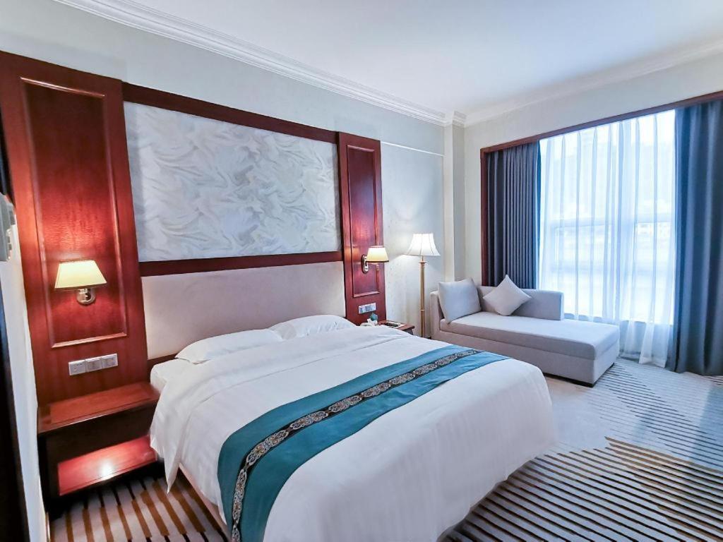 Fenggang Gladden Hotel Tiantangwei Extérieur photo