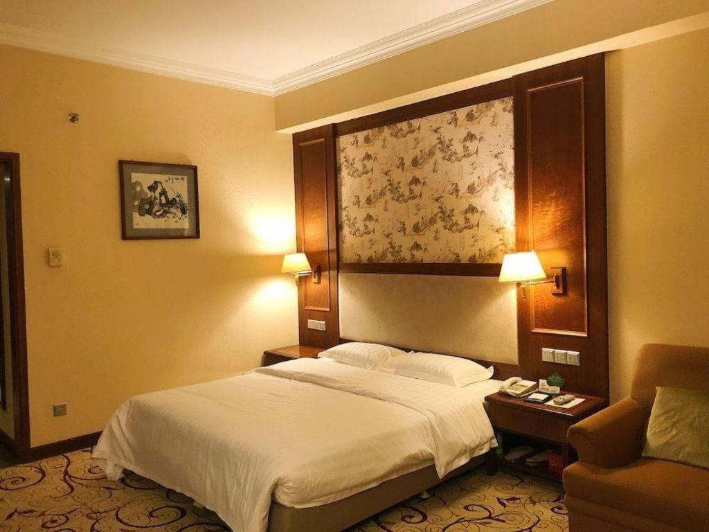 Fenggang Gladden Hotel Tiantangwei Extérieur photo